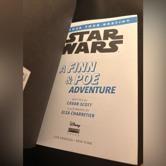 A Finn & Poe Adventure (Star Wars Choose Your Destiny Series) - Picture 3 of 5